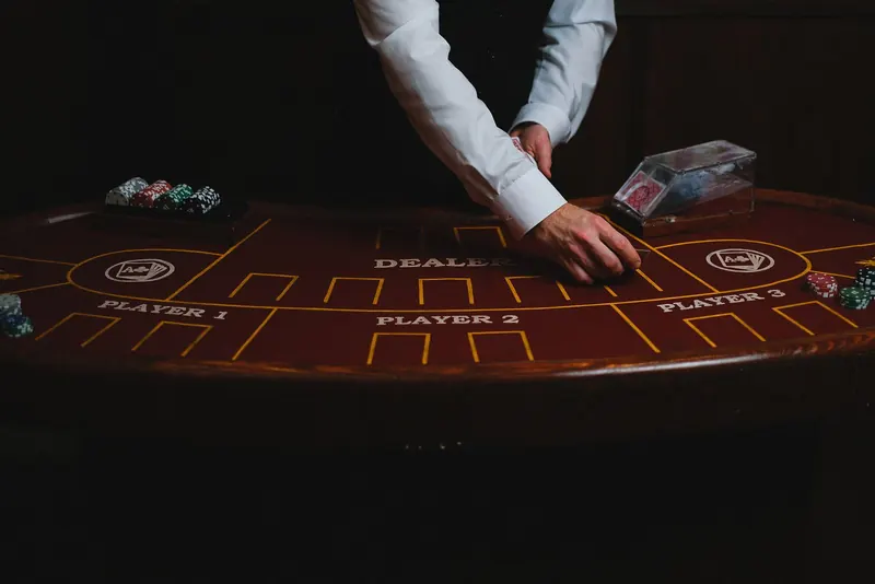 Blackjack-asztal párnázott peremmel