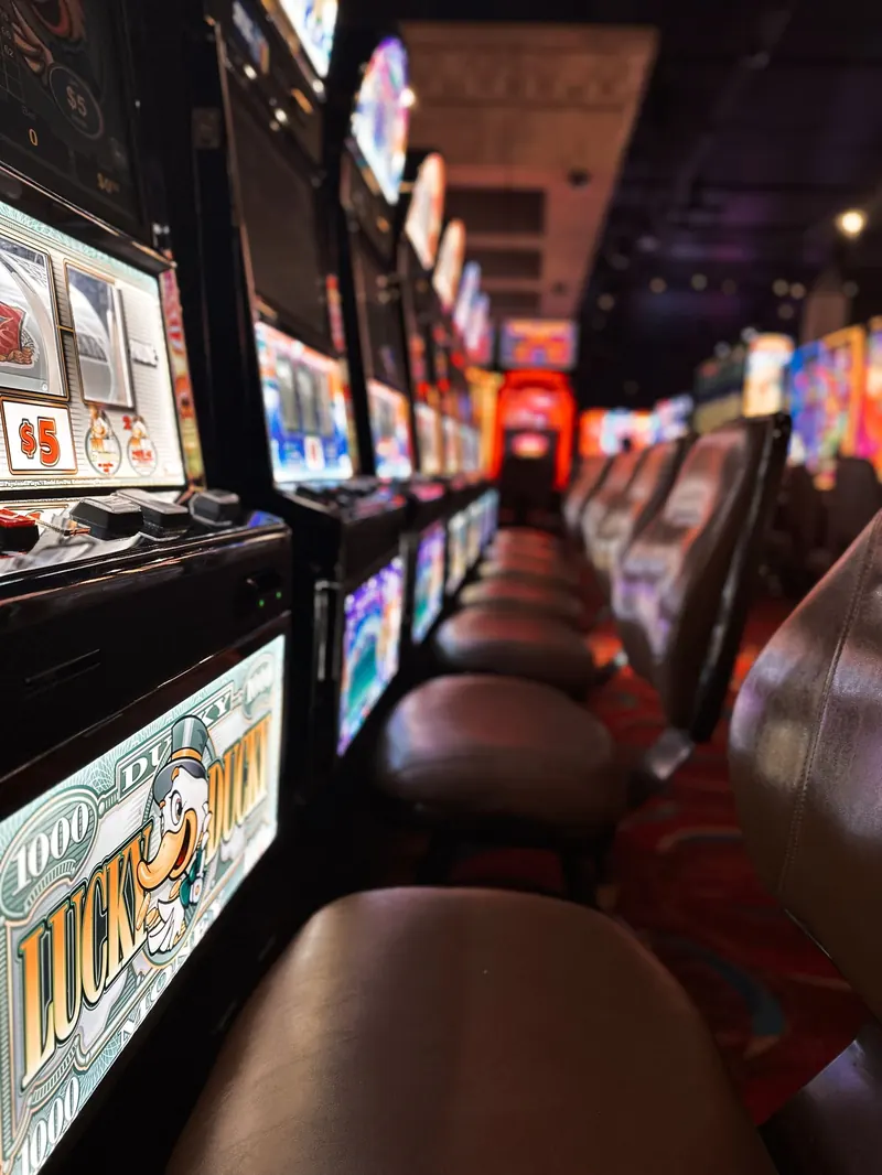Slot-székek sorban a gépek előtt